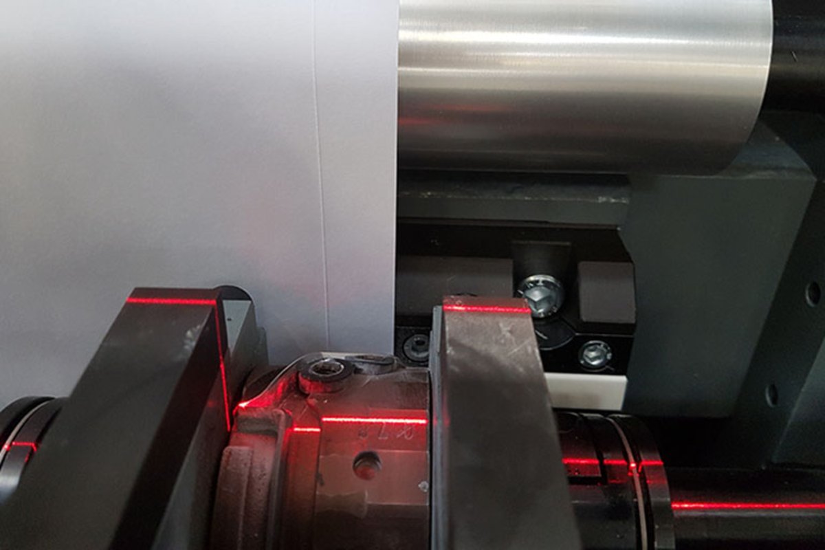 Laserunterstützte Voreinstellung des Seitenmessers reduziert Umstellzeit